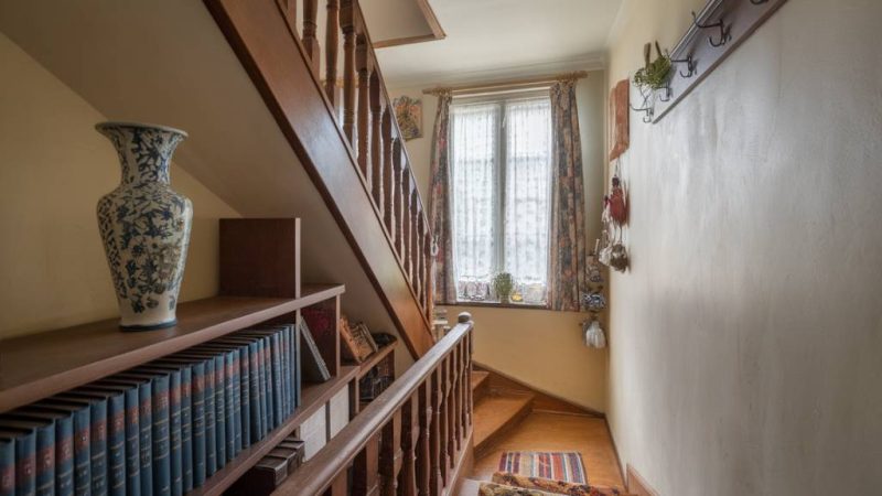 « Optimiser l’espace sous l’escalier : idées de rangement et déco astucieuses »